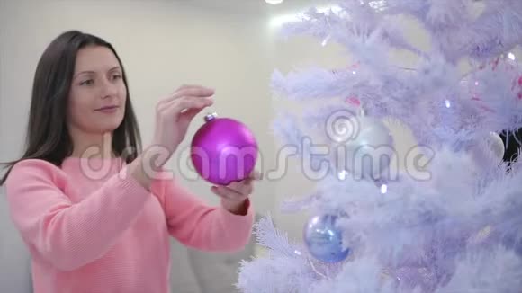 圣诞树和新年概念照片的白色粉红色视频的预览图