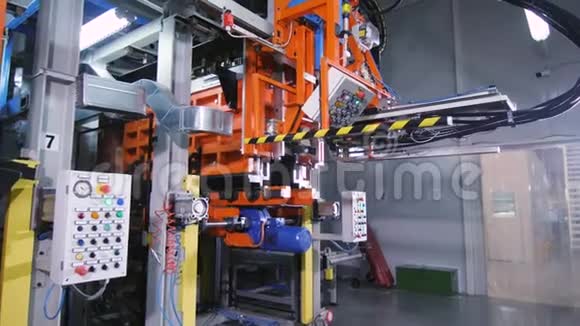 工厂车间配有控制面板的自动化机器视频的预览图
