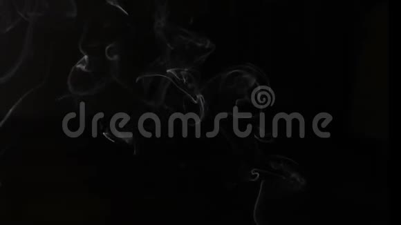 从杯中取出蒸汽黑色背景上的白烟以180fps的速度运动慢动作高清高清视频的预览图