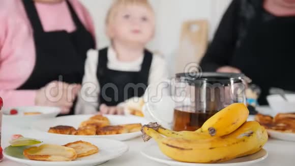 家人吃煎饼喝茶桌上的水果视频的预览图