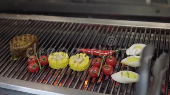 未识别厨师烹饪蔬菜的烤架上餐厅厨房特写肉类玉米樱桃番茄视频的预览图