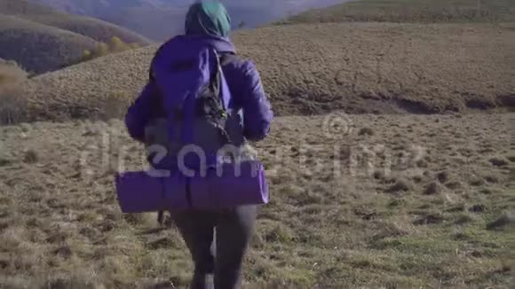 美丽的穆斯林女游客带背包在美丽的山脉旅行后景视频的预览图