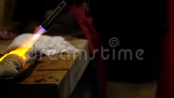 日本餐馆的人用吹箫做寿司的慢动作视频的预览图