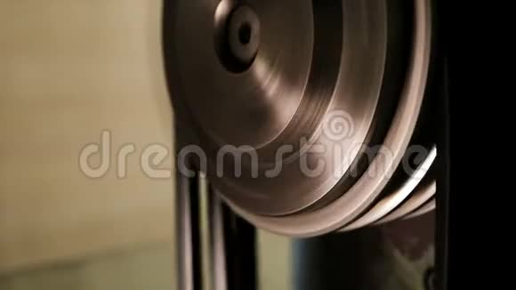 金属车轮和皮带在机械装置中的运动变速箱视频的预览图