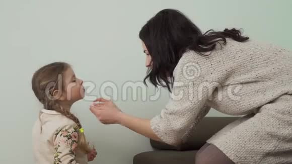 妈妈擦女儿脸视频的预览图
