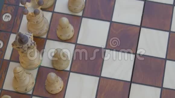 桌上木棋游戏的最高视角视频的预览图