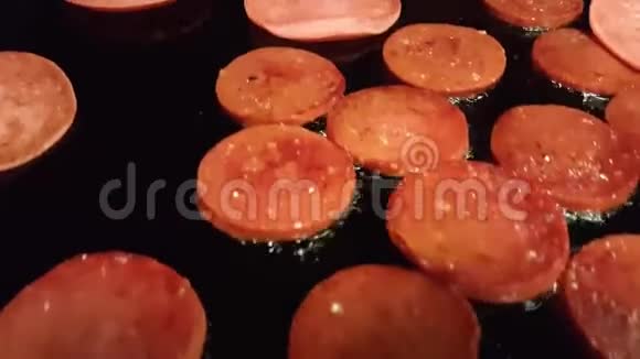 用黑锅煮土耳其香肠视频的预览图