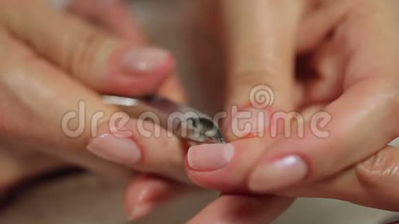 美甲师用指甲剪去女性指甲角质层视频的预览图