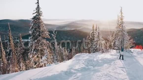 滑雪者欣赏山上的日落视频的预览图