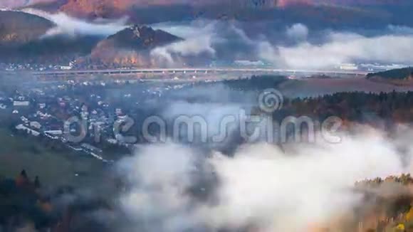 秋天的风景时间流逝丘陵和村庄有雾的早晨斯洛伐克视频的预览图