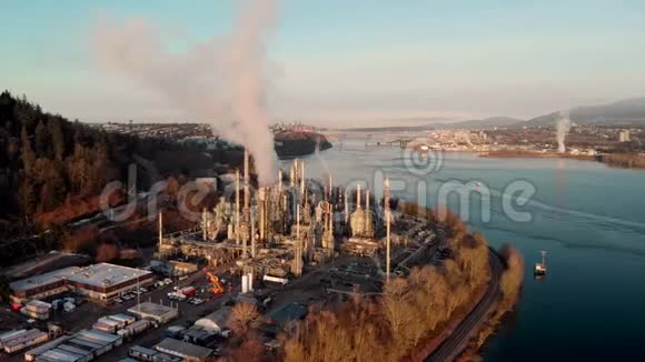 位于伯拉德因莱特的一家炼油厂的天桥鸟瞰图背景是加拿大温哥华市中心视频的预览图