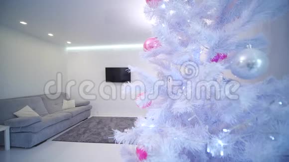 圣诞树和新年概念照片的白色粉红色视频的预览图