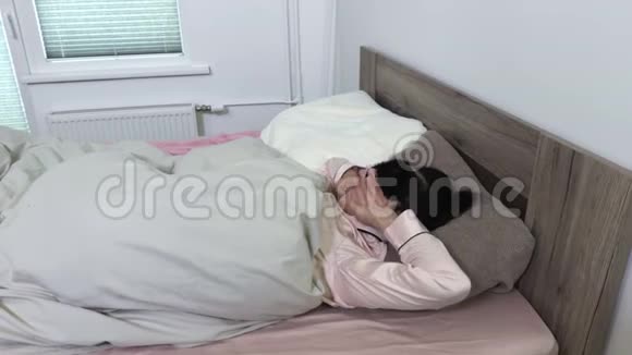 一个穿睡衣的女人一个懒洋洋地早上醒来视频的预览图