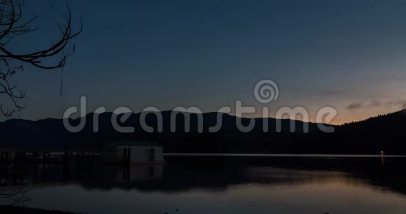 日出时深湾的一段时间日出时靠近入口的一个船屋视频的预览图