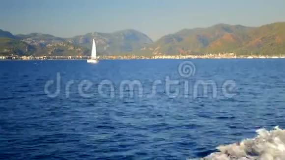 豪华美丽的游艇在蓝色的海洋在山的背景地中海视频的预览图