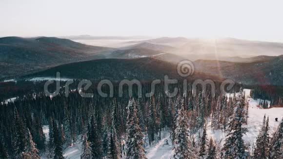 滑雪者欣赏山上的日落视频的预览图
