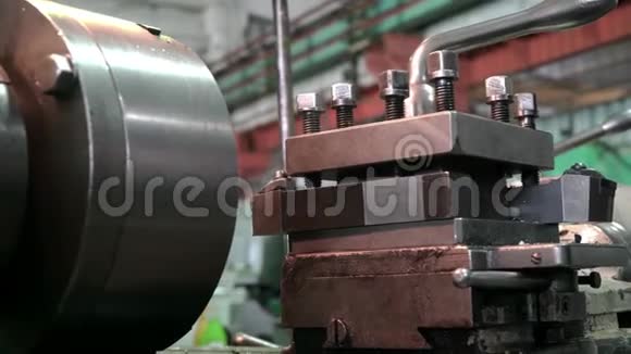 工业用钢机械安装工人特写库存录像工厂工人的手钢安装机视频的预览图