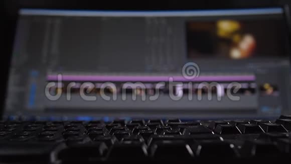特写电脑键盘一个人的手按着键在监视器视频编辑器上4K慢Mo视频的预览图