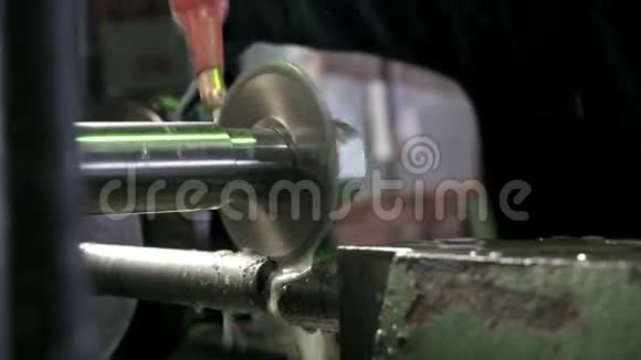 金属管道切割的特写库存录像金属管在工厂机器上用圆锯切割并用视频的预览图