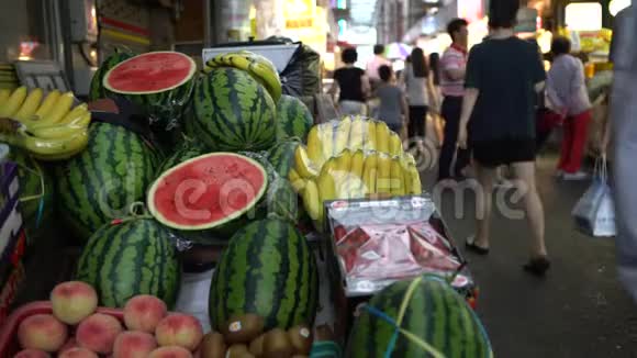 K4韩国釜山街头卖水果的传统推车小贩视频的预览图