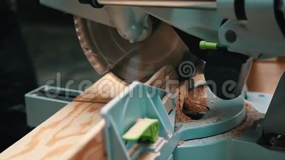 木工行业木工用大圆锯切一块木头视频的预览图