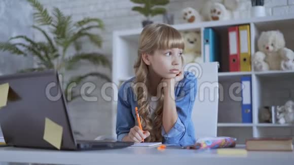小女孩在做作业时很伤心学生表现不佳压力4K视频的预览图