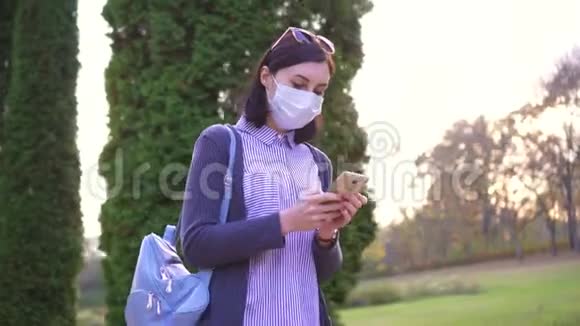 戴着医用防护面罩的女孩去用电话视频的预览图