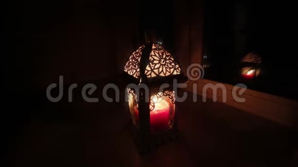 在黑暗的背景上用颤抖的火焰蜡烛装饰灯笼视频的预览图