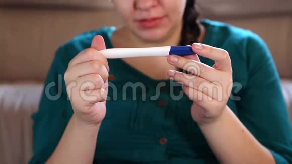 兴奋妇女获得阳性妊娠检查结果视频的预览图