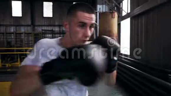 男拳击手手套和白色T恤训练在健身房拳和上勾拳运动精神正面观点视频的预览图