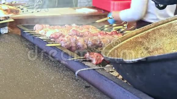街上的食物烧烤炉上的火和烟蔬菜和肉煮出来视频的预览图