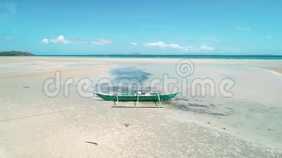 无人驾驶飞机观看菲律宾的传统渔船搁浅在沙滩上的埃尔尼多菲律宾热带天堂视频的预览图