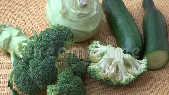 配置绿色蔬菜西兰花菜花秋葵黄瓜韭菜健康饮食视频的预览图