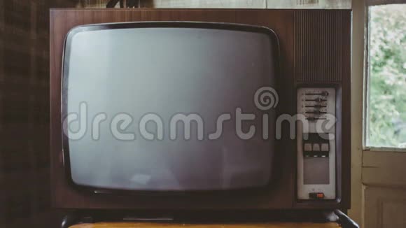 打开带有绿色屏幕60fps的调谐器复古电视或电视视频的预览图
