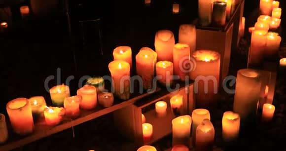 晚上用中镜头点燃浪漫的蜡烛视频的预览图