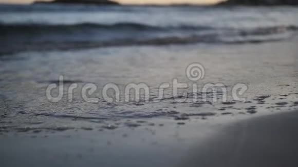 近距离的人脚在沙滩上留下痕迹旅行理念视频的预览图
