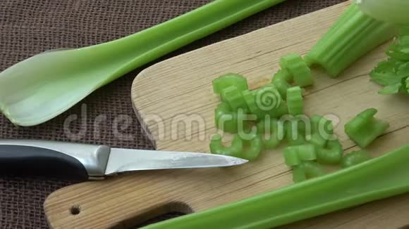 将鲜芹菜切在切割的木板上健康食品视频的预览图