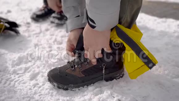 一个徒步旅行者的户外特写在他的腿上放一些冷冻保护视频的预览图