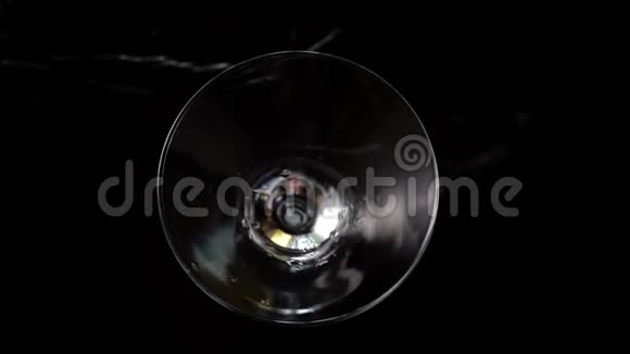 4k慢镜头橄榄溅入马提尼俯视视频的预览图