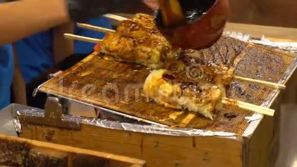 传统竹席上烹调秋木卷的工艺视频的预览图