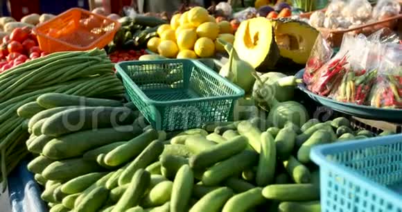 新鲜蔬菜和水果摆摊视频的预览图