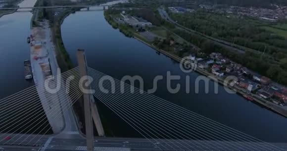 现代桥梁碎片视频的预览图