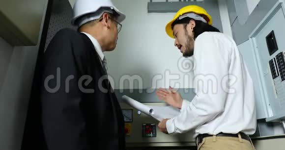 工程师检查电气控制柜视频的预览图