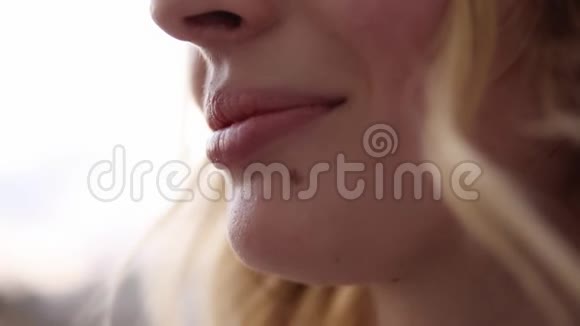 非常接近女人的嘴吃新鲜草莓美丽的女性嘴唇金发白种人侧视图视频的预览图