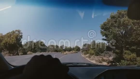 美丽的景色从后面的汽车方向盘驾驶在沙漠道路进入停车场在夏季美国国家公园视频的预览图