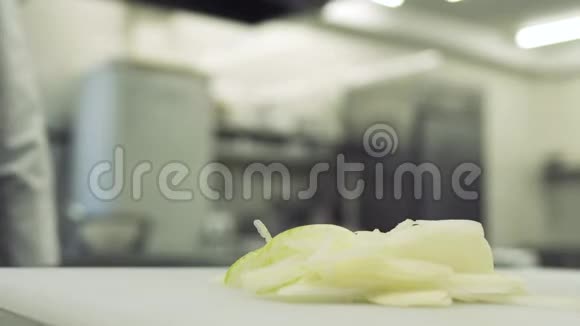 洋葱躺在厨房里视频的预览图