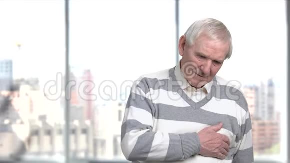 老人感到胸部疼痛视频的预览图