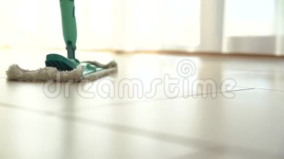 湿拖把用来清洁房子里的地板视频的预览图