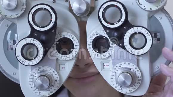眼科医生用光镜检查年轻女性眼睛可爱的女人微笑着视频的预览图