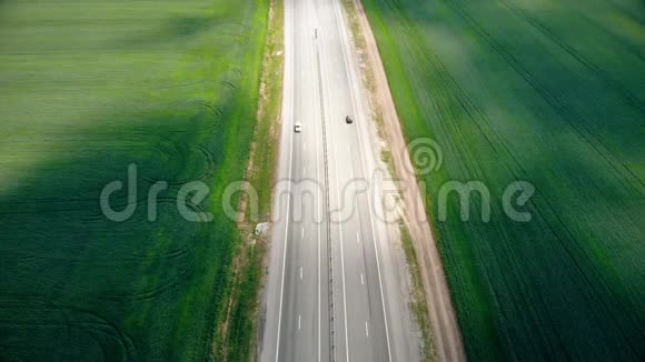 空中飞行在田野之间的道路上夏季颜色视频的预览图